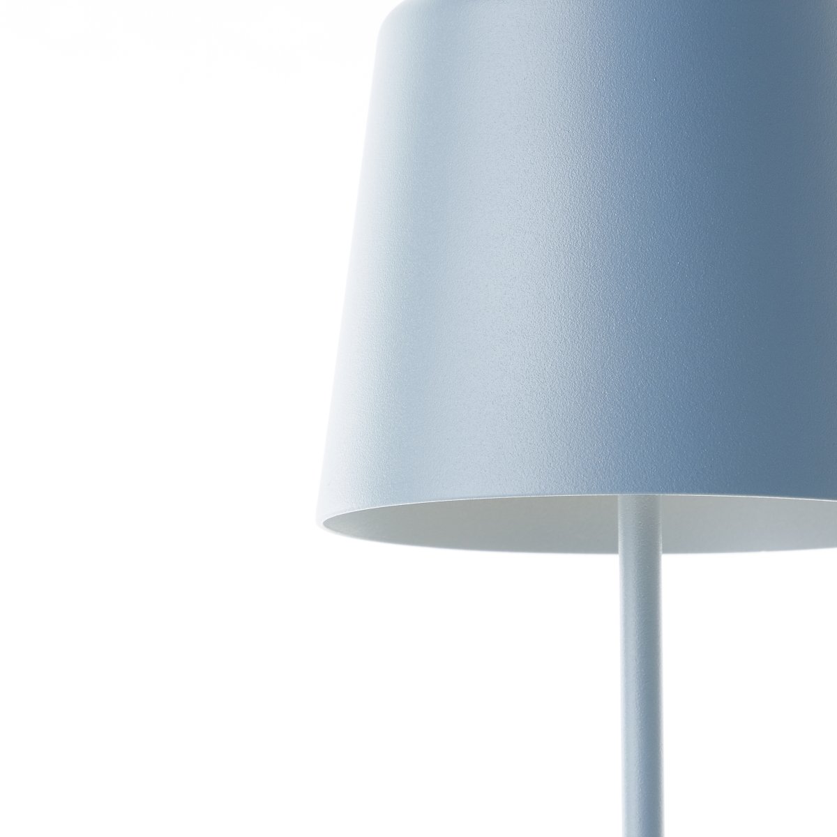Kaami 37cm Matt blå bærbar Fra Brilliant - Med sin h&oslash;ye IP44-klassifisering er den v&aelig;rbestandig, perfekt for b&aring;de utend&oslash;rs og innend&oslash;rs bruk.