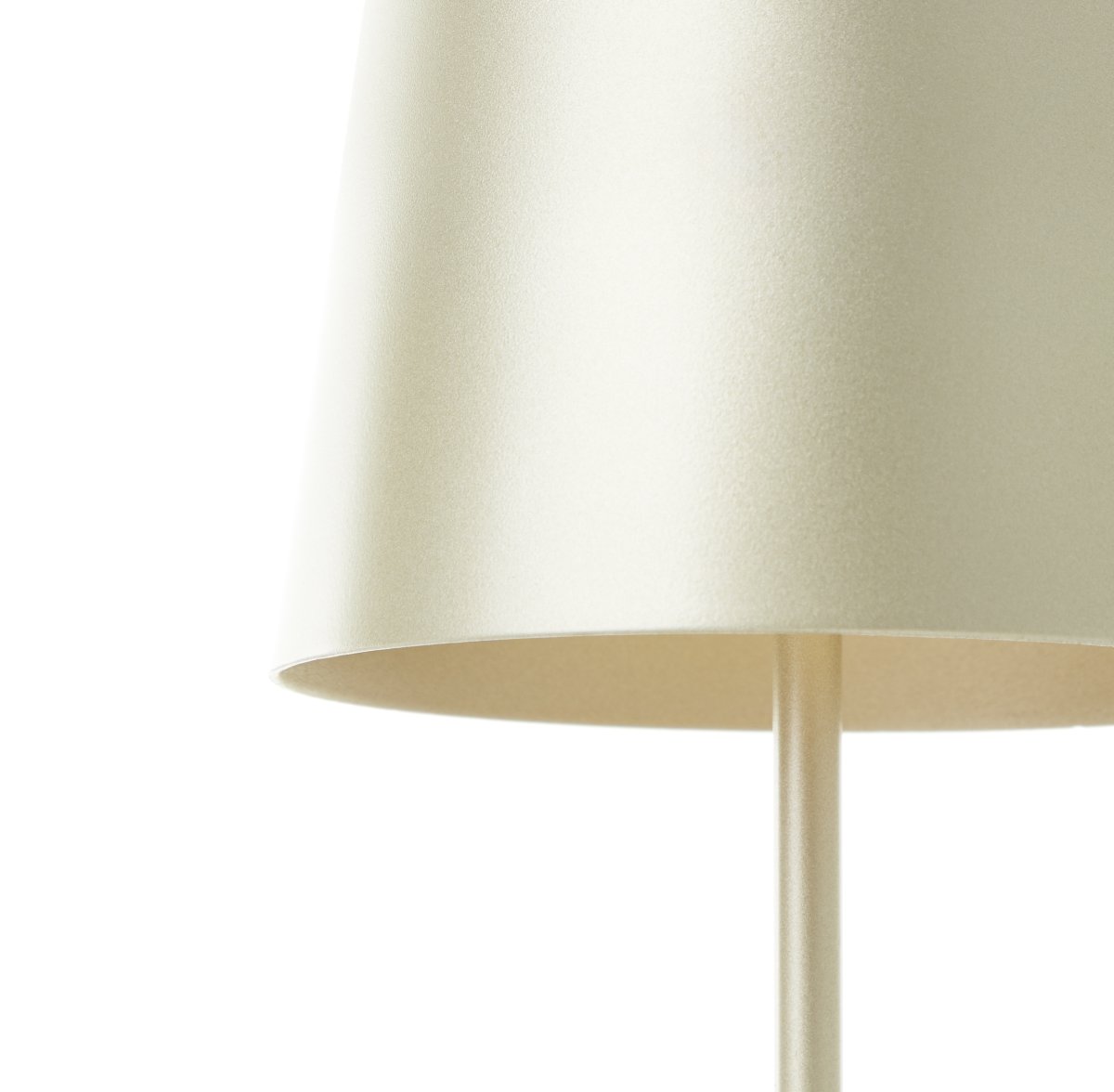 Kaami 37cm Matt gull bærbar Fra Brilliant - Med sin h&oslash;ye IP44-klassifisering er den v&aelig;rbestandig, perfekt for b&aring;de utend&oslash;rs og innend&oslash;rs bruk.