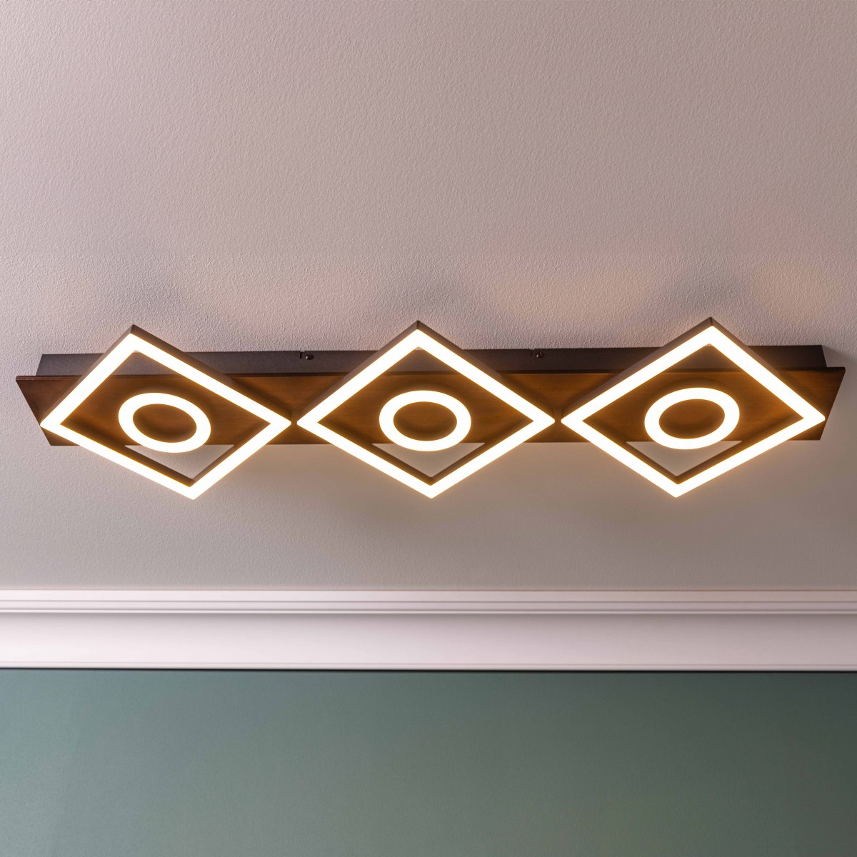 Maureen 88cm Mørkt tre plafond Fra Brilliant - Denne stilige taklampen smelter s&oslash;ml&oslash;st inn i rommet ditt og gir en varm atmosf&aelig;re med et luksuri&oslash;st preg.