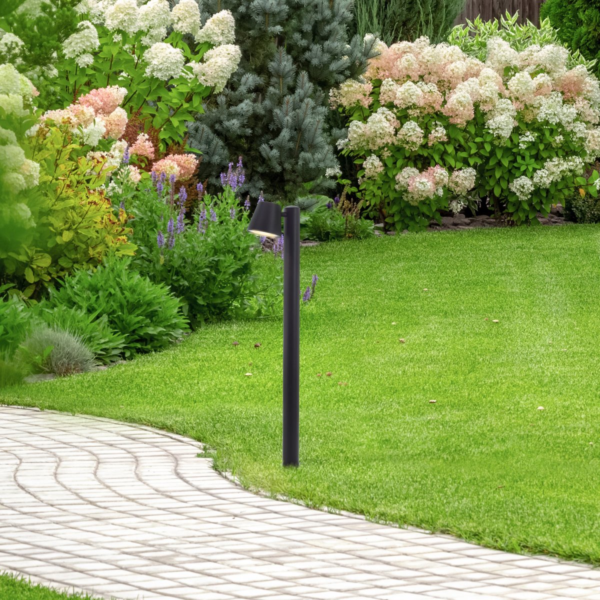 Bari 80cm Svart pullerter Fra Brilliant - Lampen er IP44-klassifisert og vanntett, noe som gjør den ideell for utendørs bruk.