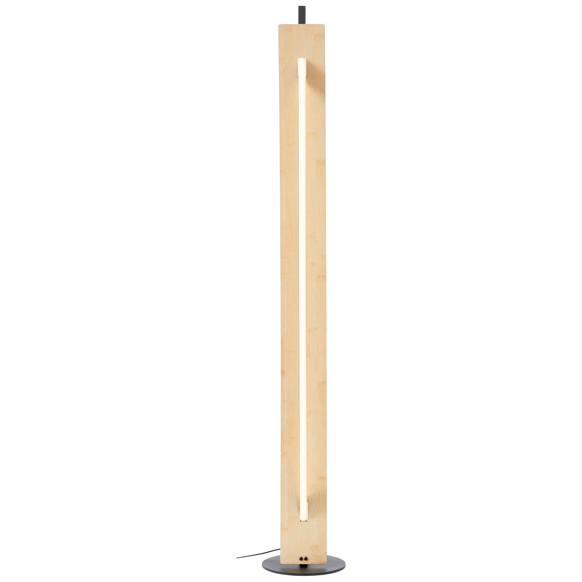 Visby Natur gulvlampe Fra Brilliant - Den staselige lampen p&aring; 120 cm er laget av metall og bambus, noe som gir den b&aring;de holdbarhet og en varm, innbydende estetikk.