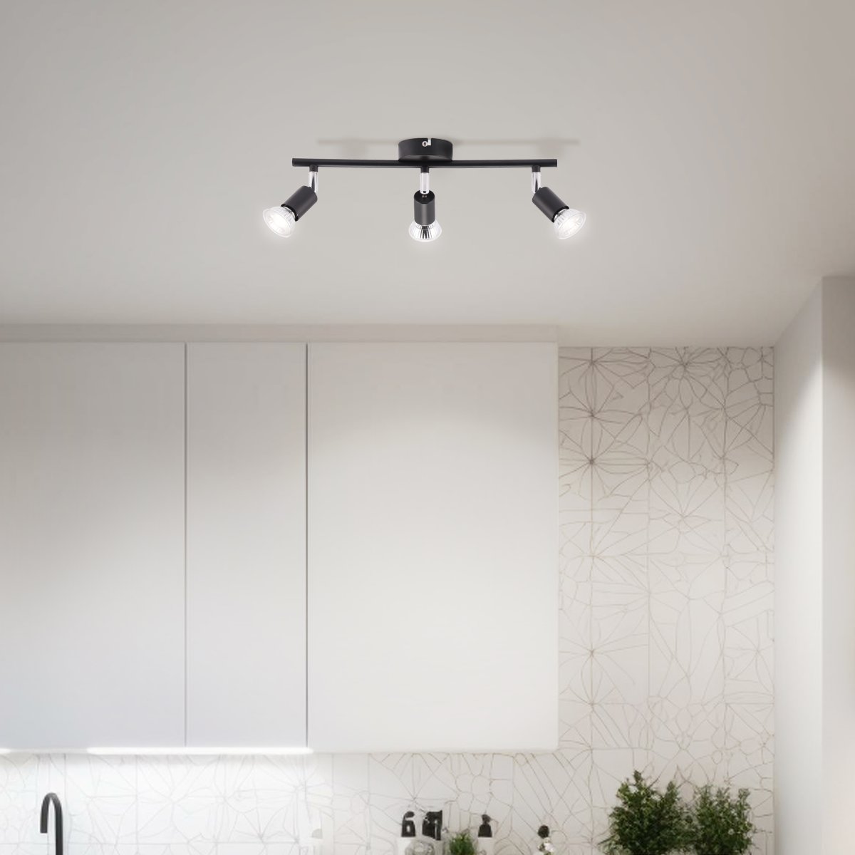 Prato 3 Matt svart spotlight Fra Brilliant - Lampen er laget av metall og har et stilig design som passer godt inn i moderne interiør.