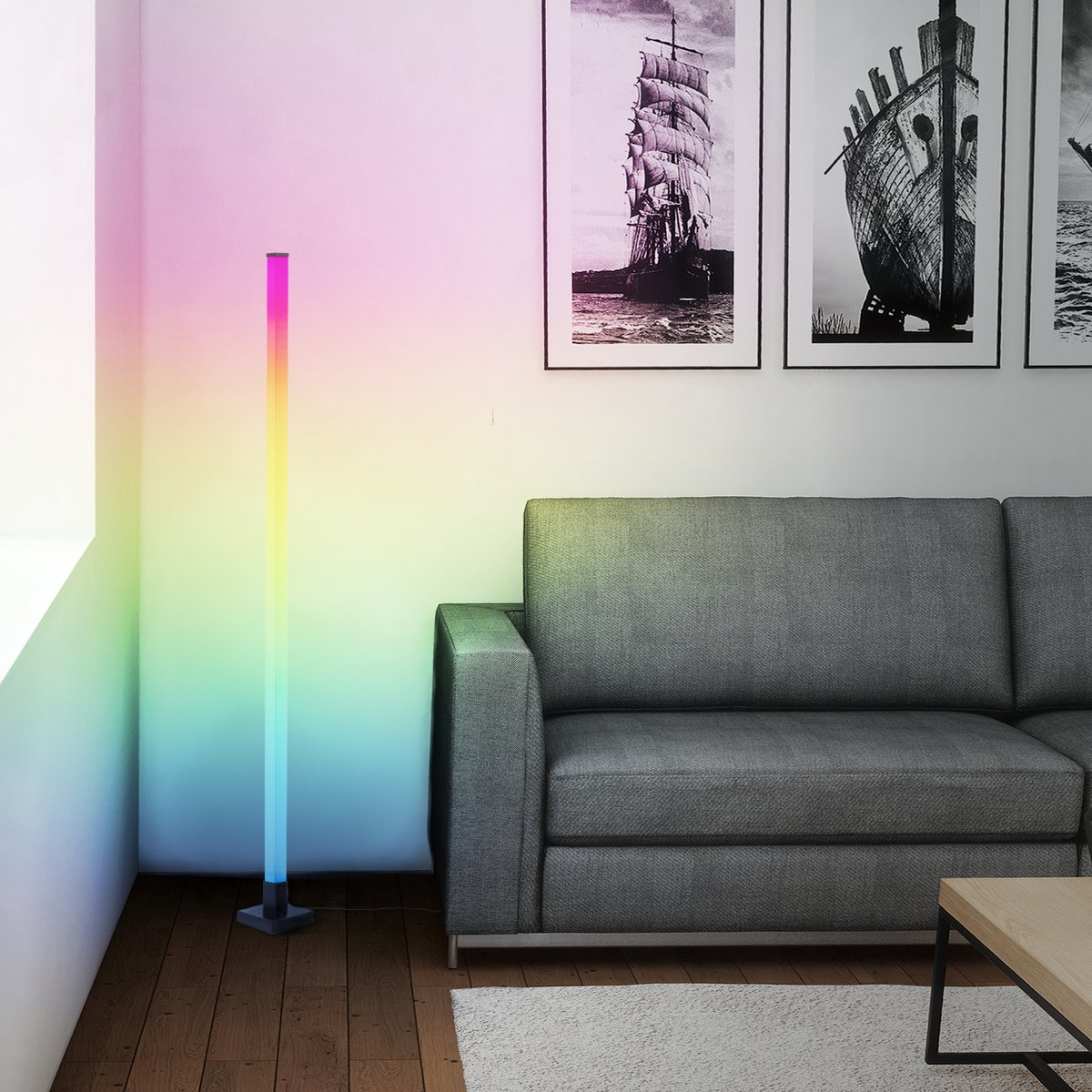 Neele Svart gulvlampe Fra Brilliant - Med en fjernkontroll kan du enkelt styre lysstyrke og lyseffekter, noe som gjør lampen ideell for både rolige stunder og festlige anledninger.