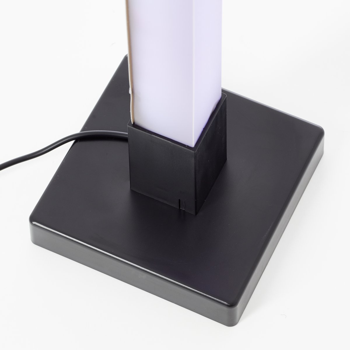 Neele Svart gulvlampe Fra Brilliant - Med en fjernkontroll kan du enkelt styre lysstyrke og lyseffekter, noe som gjør lampen ideell for både rolige stunder og festlige anledninger.