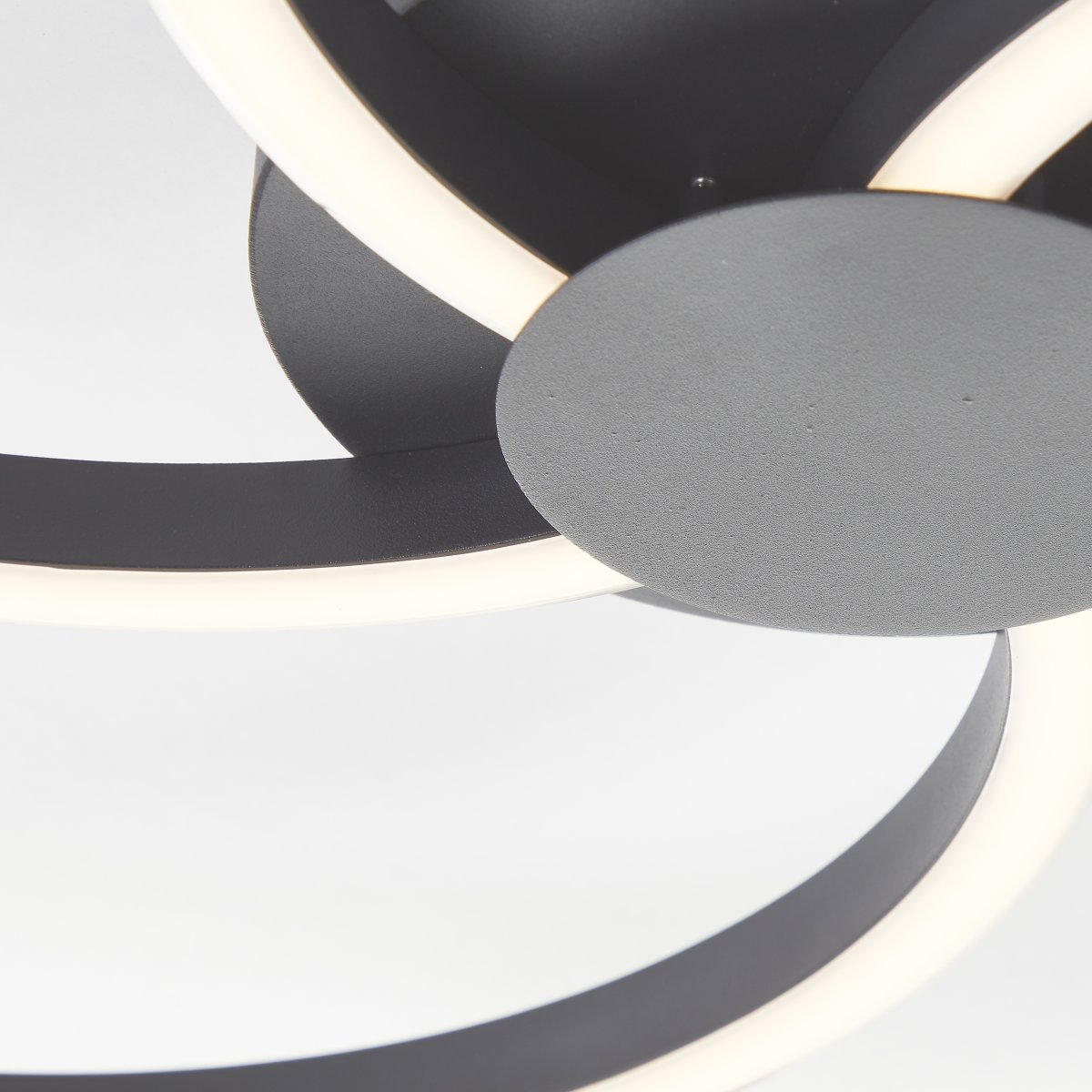 Fico Ø52 Svart plafond Fra Brilliant - Den har en diameter på 52 cm og en lysstyrke på 3300 lumen, noe som gir en lys og innbydende atmosfære i alle rom.