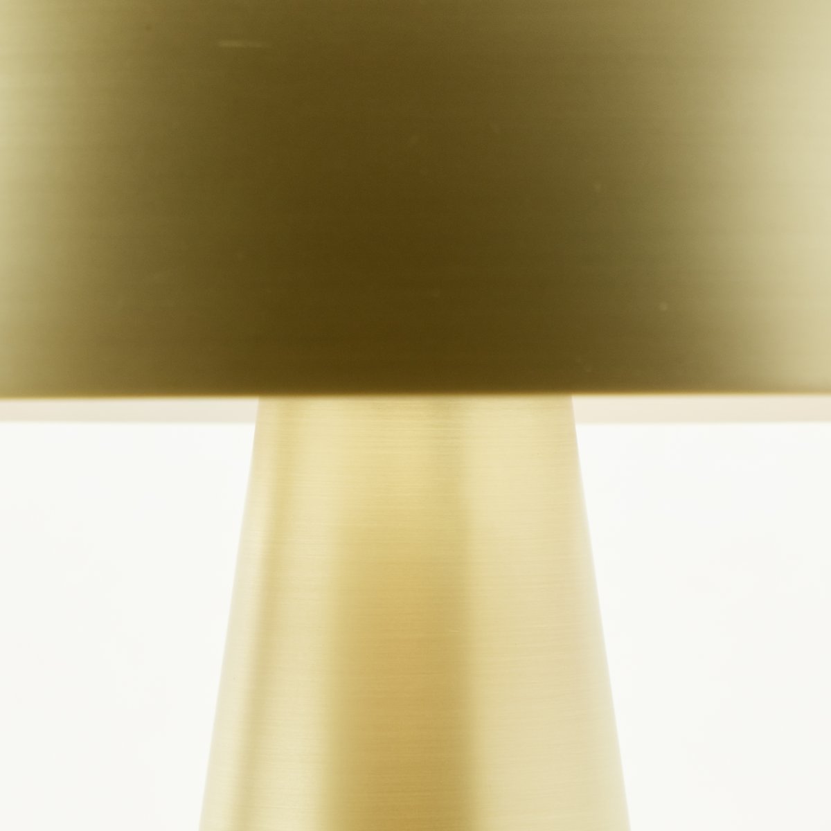 Sigrun 33cm Matt gull bordlampe Fra Brilliant - Den er perfekt som dekorativ belysning i stuen og skaper en varm og innbydende atmosf&aelig;re.