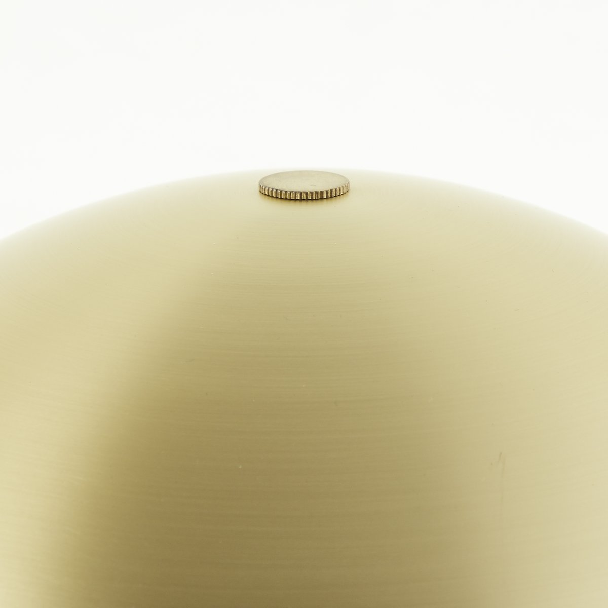 Sigrun 33cm Matt gull bordlampe Fra Brilliant - Den er perfekt som dekorativ belysning i stuen og skaper en varm og innbydende atmosf&aelig;re.