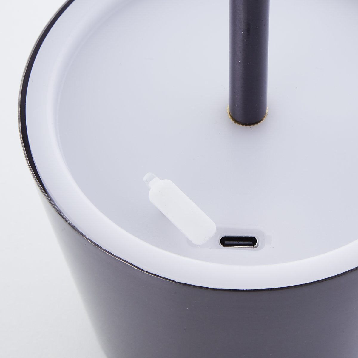 Xaana 37cm Svart bærbar Fra Brilliant - Med ber&oslash;ringsdimmerfunksjonen og justerbar fargetemperatur fra varmhvit til kj&oslash;lig hvit, skaper den en behagelig atmosf&aelig;re b&aring;de inne og ute.