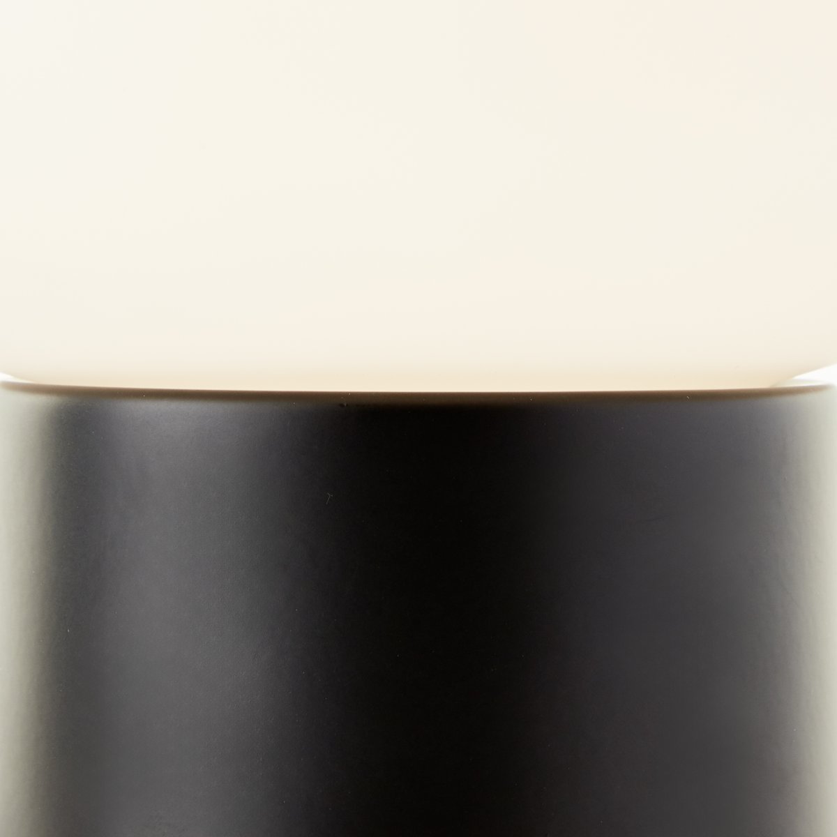 Camille 20cm Svart bordlampe Fra Brilliant - Med en diameter p&aring; 17 cm og en h&oslash;yde p&aring; 20 cm er Camille b&aring;de praktisk og dekorativ.