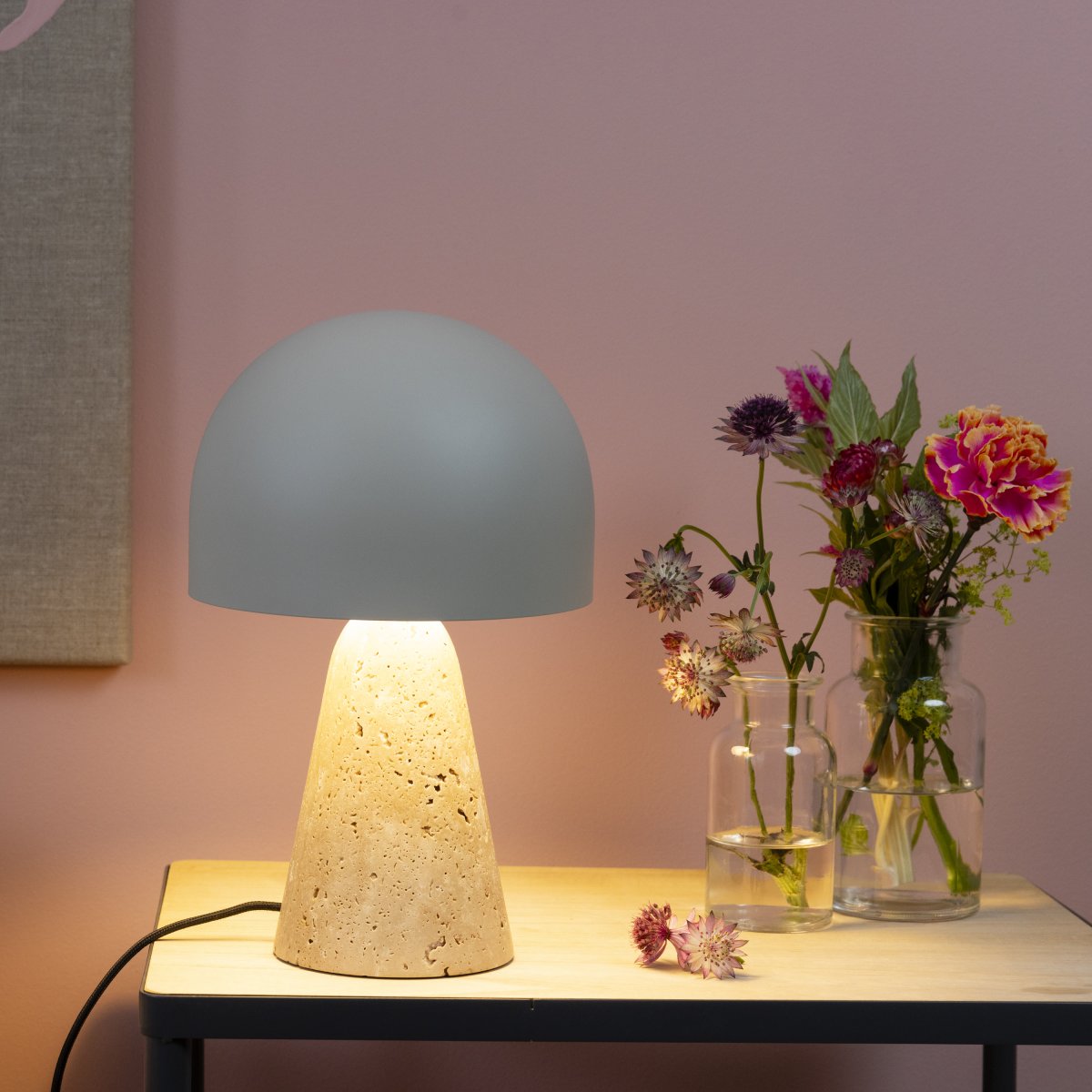 Nalam 30cm Beige bordlampe Fra Brilliant - Nalam bordlampe kombinerer moderne design og naturlig eleganse med en stilig lampeskjerm i beige og en robust fot laget av ekte travertinstein.