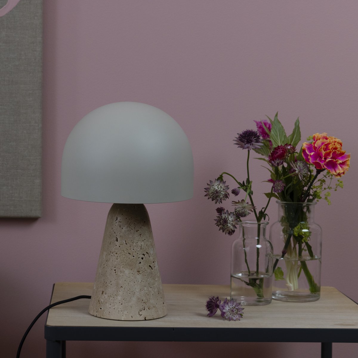 Nalam 30cm Beige bordlampe Fra Brilliant - Nalam bordlampe kombinerer moderne design og naturlig eleganse med en stilig lampeskjerm i beige og en robust fot laget av ekte travertinstein.