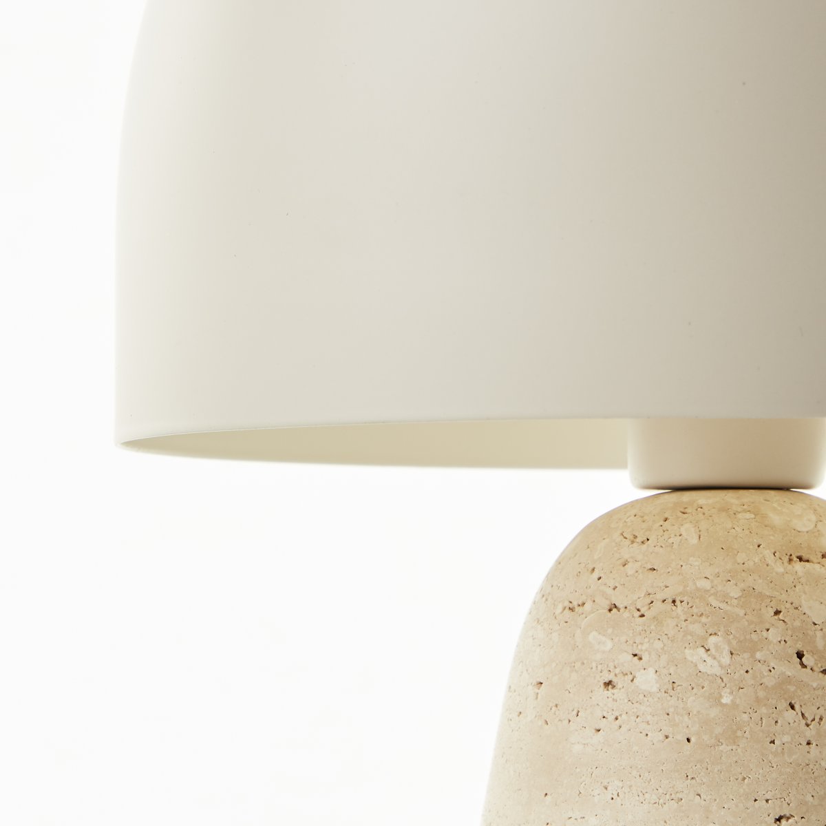 Nalam 30cm Beige bordlampe Fra Brilliant - Nalam bordlampe kombinerer moderne design og naturlig eleganse med en stilig lampeskjerm i beige og en robust fot laget av ekte travertinstein.