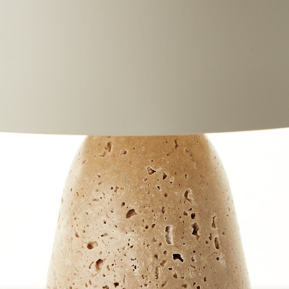 Nalam 30cm Beige bordlampe Fra Brilliant - Nalam bordlampe kombinerer moderne design og naturlig eleganse med en stilig lampeskjerm i beige og en robust fot laget av ekte travertinstein.