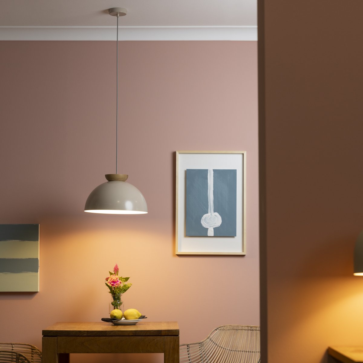 Nalam Ø35 Beige Taklampe Fra Brilliant - Passer perfekt i både stue, kjøkken eller spisestue og gir et jevnt og behagelig lys.