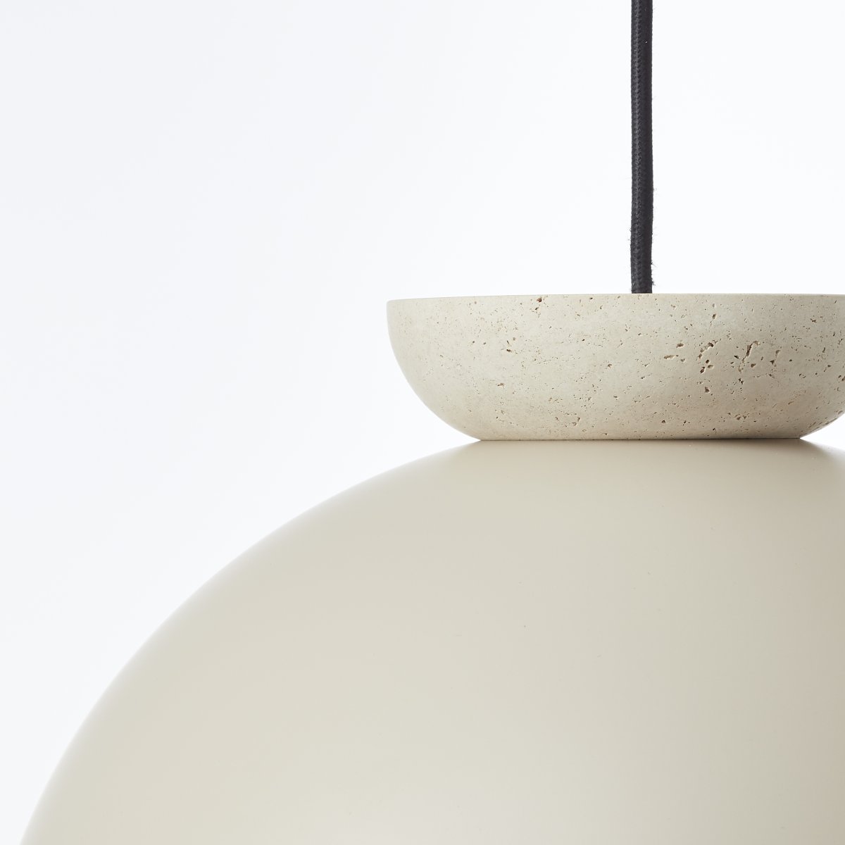 Nalam Ø35 Beige Taklampe Fra Brilliant - Passer perfekt i både stue, kjøkken eller spisestue og gir et jevnt og behagelig lys.