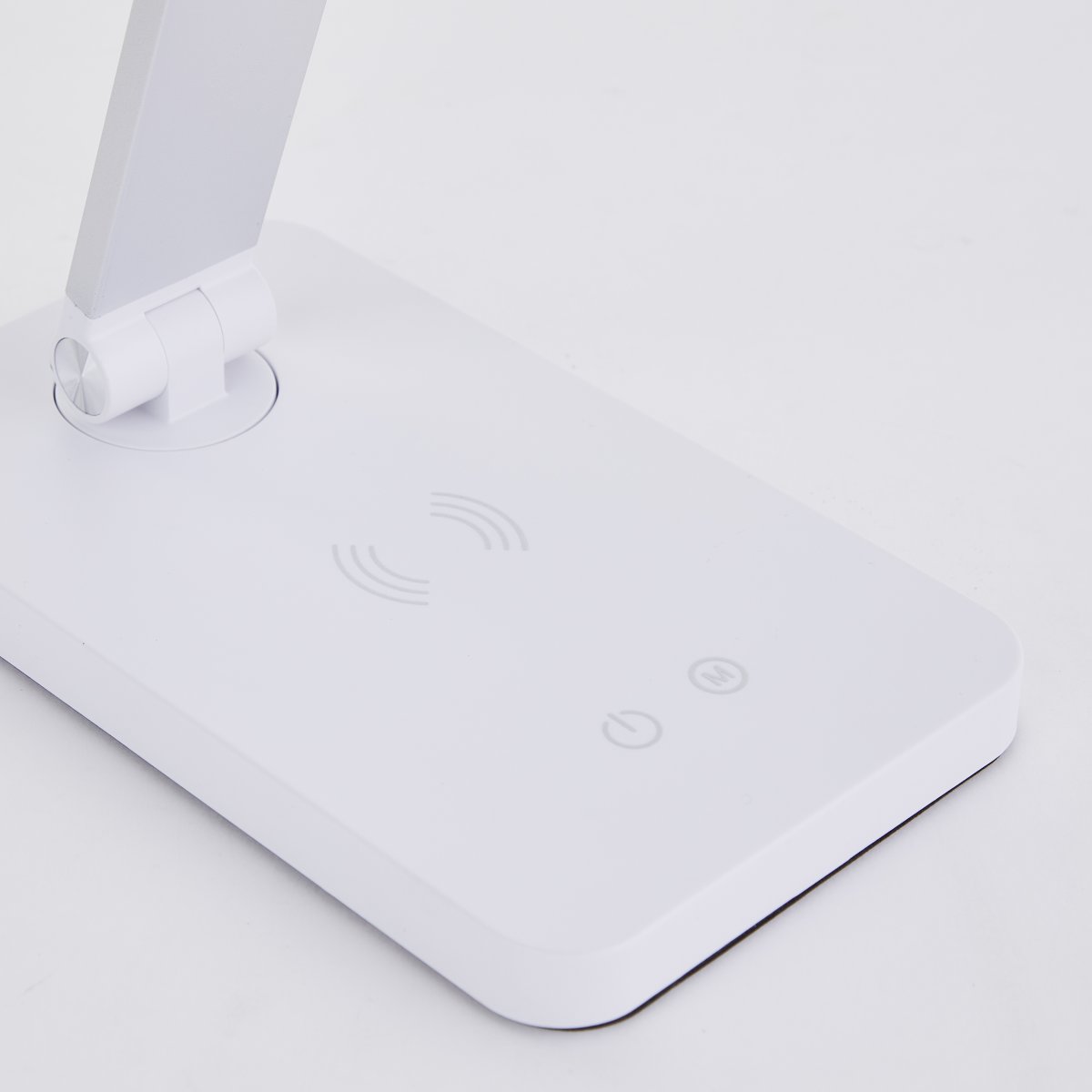 Florence 38cm Hvit skrivebordslampe Fra Brilliant - Den har en trådløs ladefunksjon og en innebygd USB-port for enkel lading av enhetene dine.