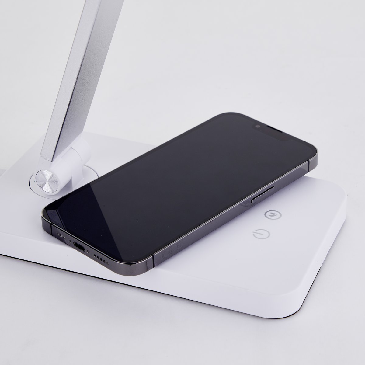 Florence 38cm Hvit skrivebordslampe Fra Brilliant - Den har en trådløs ladefunksjon og en innebygd USB-port for enkel lading av enhetene dine.