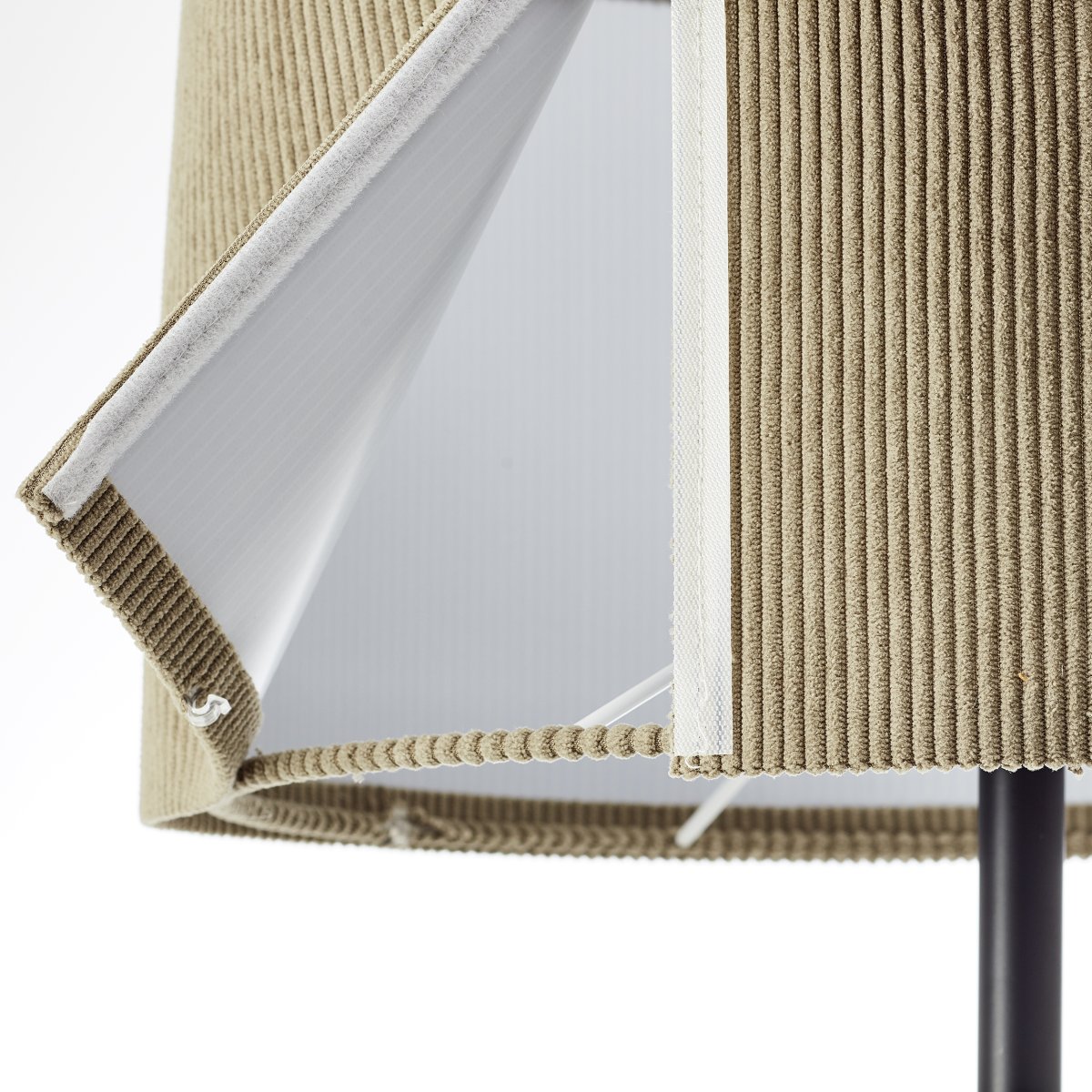 Tony Brun gulvlampe Fra Brilliant - Denne stilige gulvlampen med en nyanse av cordfl&oslash;yelstoff av h&oslash;y kvalitet er perfekt for &aring; skape en varm og innbydende atmosf&aelig;re i hjemmet ditt.