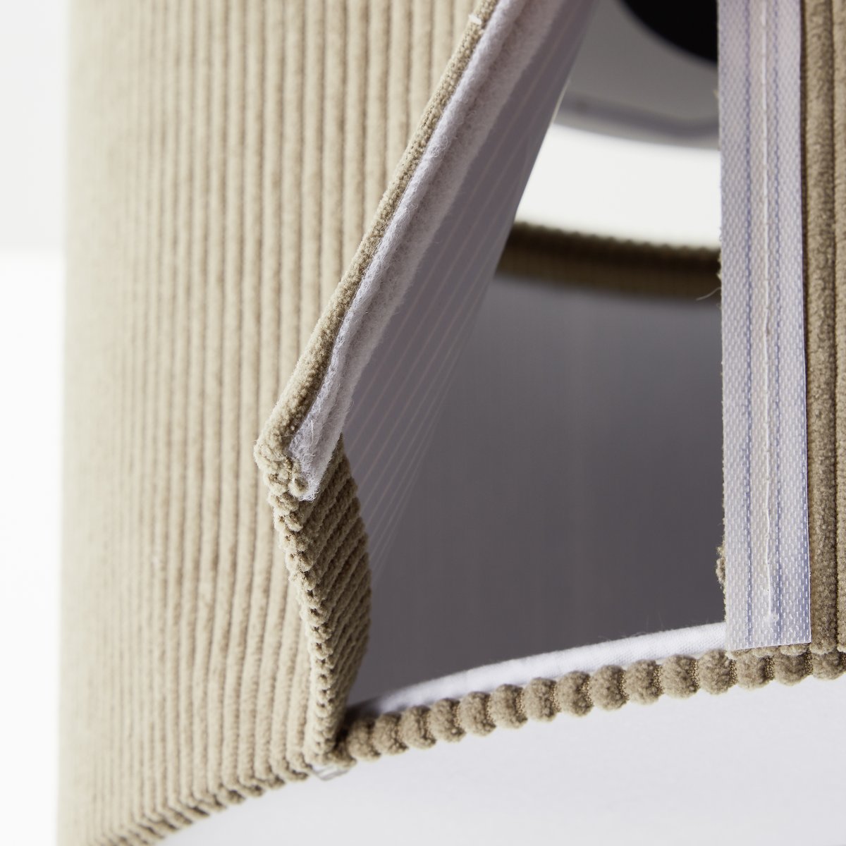 Tony Ø45 Brun plafond Fra Brilliant - Den ribbede strukturen i stoffet skaper en spesiell f&oslash;lelse og sprer et mykt, behagelig lys som passer perfekt i stuen, soverommet eller gangen.