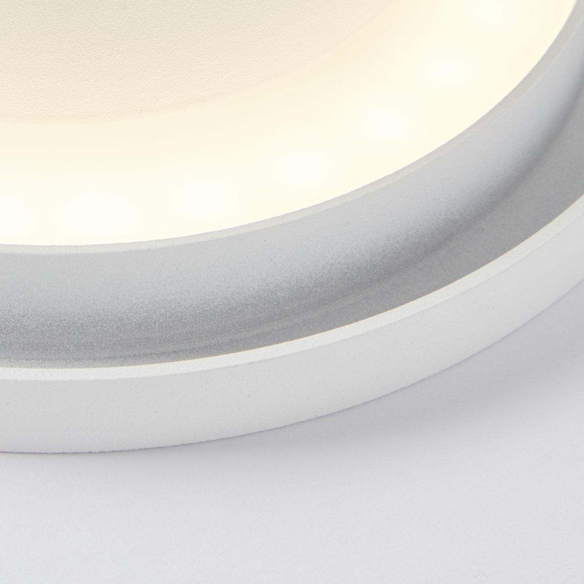 Shadow Ø15 Hvit vegglampe Fra Brilliant - Sahdow LED vegg- og taklampe kombinerer stil og funksjonalitet med sin elegante design i aluminium og metall i sandhvit farge.