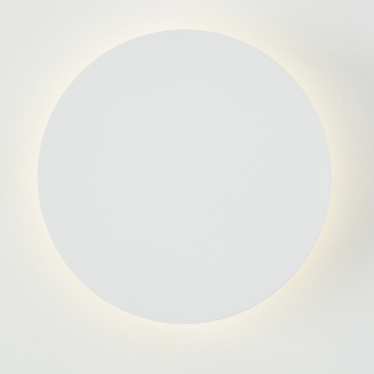 Shadow Ø15 Hvit vegglampe Fra Brilliant - Sahdow LED vegg- og taklampe kombinerer stil og funksjonalitet med sin elegante design i aluminium og metall i sandhvit farge.