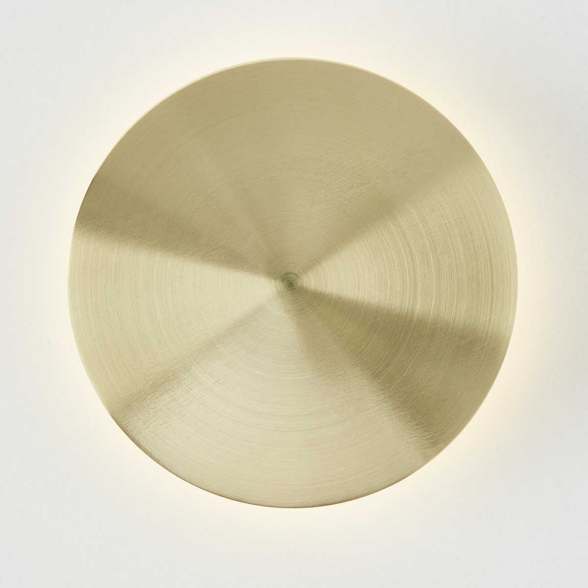 Shadow Ø15 Messing vegglampe Fra Brilliant - Sahdow LED vegg- og taklampe kombinerer stil og funksjonalitet med sin elegante design i aluminium og messingmetall.