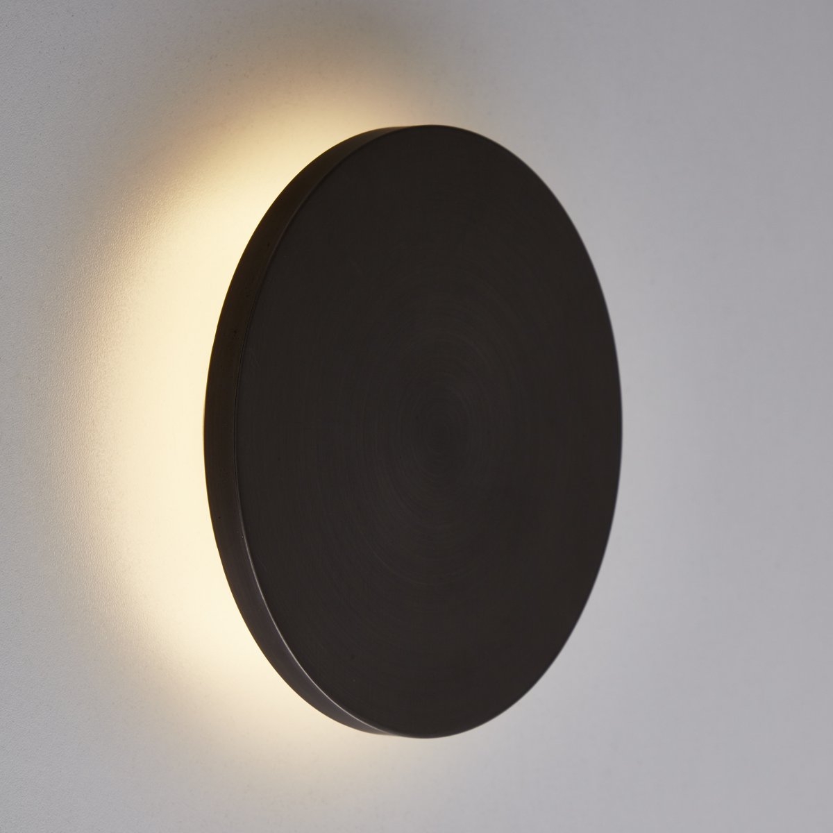 Shadow Ø15 Grå vegglampe Fra Brilliant - Sahdow LED vegg- og taklampe kombinerer stil og funksjonalitet med sin elegante design i aluminium og metall i grått.
