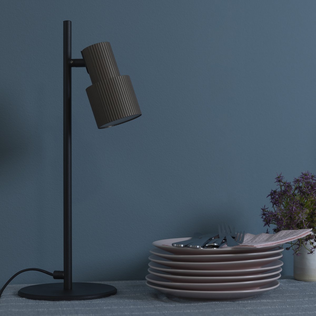 Cadiz 42cm Matt svart skrivebordslampe Fra Brilliant - Lampen leveres med dimbar GU10 lyskilde på; 5W som gir et varmt hvitt lys på 3000K og 350 lumen for en hyggelig atmosfære.