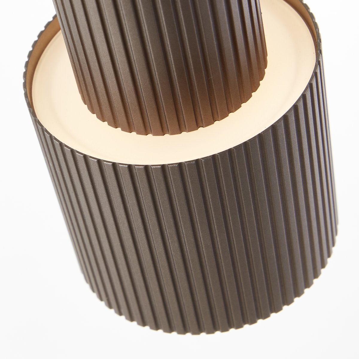 Cadiz 42cm Matt svart skrivebordslampe Fra Brilliant - Lampen leveres med dimbar GU10 lyskilde på; 5W som gir et varmt hvitt lys på 3000K og 350 lumen for en hyggelig atmosfære.