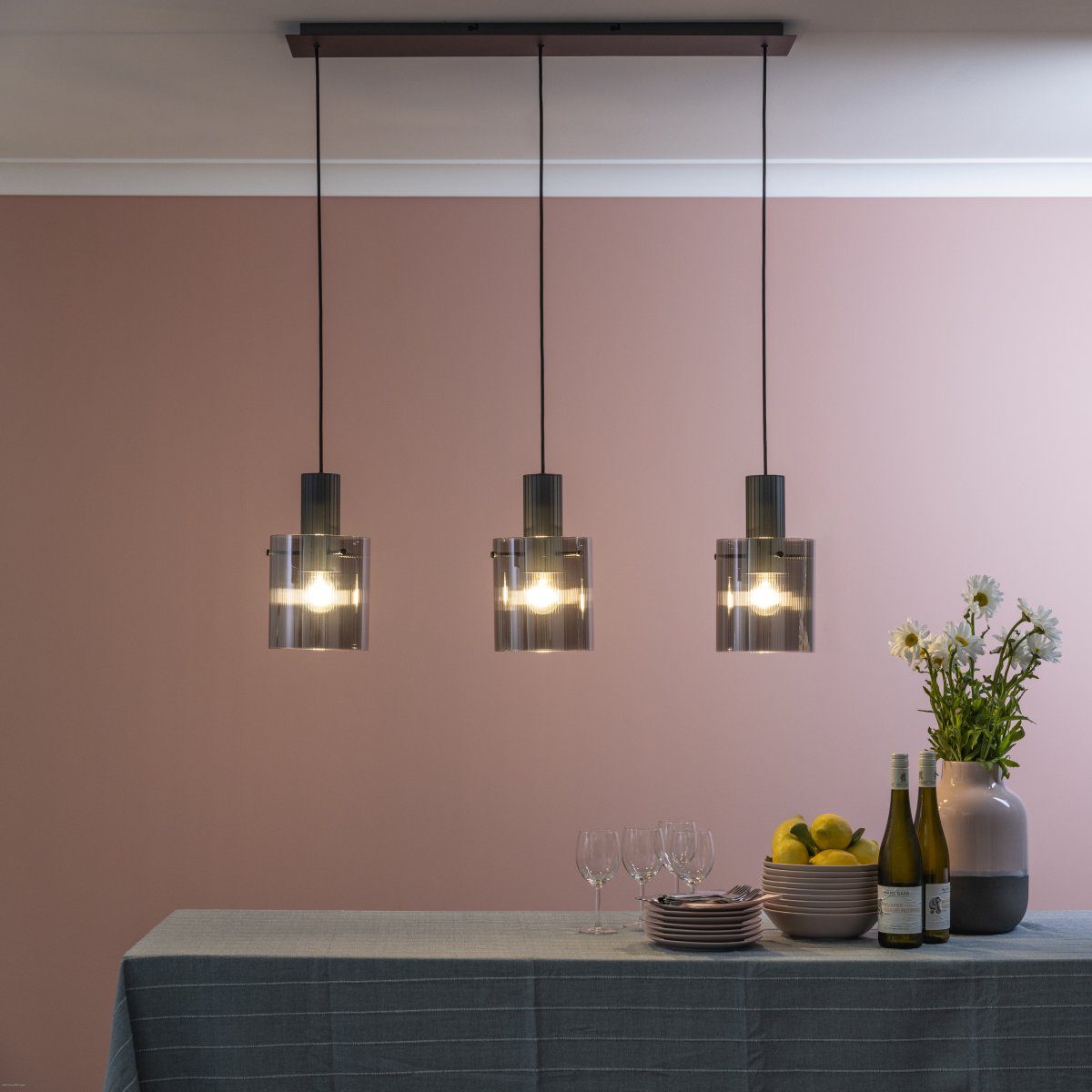Riffelini 98cm Antrasitt Taklampe Fra Brilliant - Det klare glasset skaper et innbydende og moderne lys som passer perfekt over spisebordet eller i stuen.
