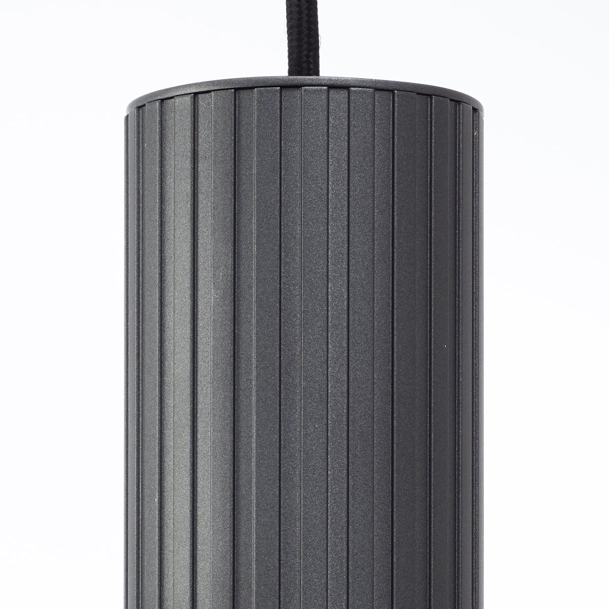 Riffelini 98cm Antrasitt Taklampe Fra Brilliant - Det klare glasset skaper et innbydende og moderne lys som passer perfekt over spisebordet eller i stuen.