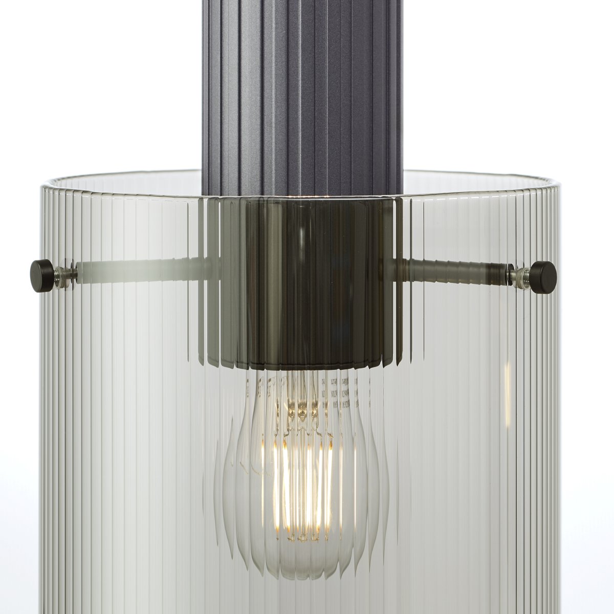 Riffelini 98cm Antrasitt Taklampe Fra Brilliant - Det klare glasset skaper et innbydende og moderne lys som passer perfekt over spisebordet eller i stuen.