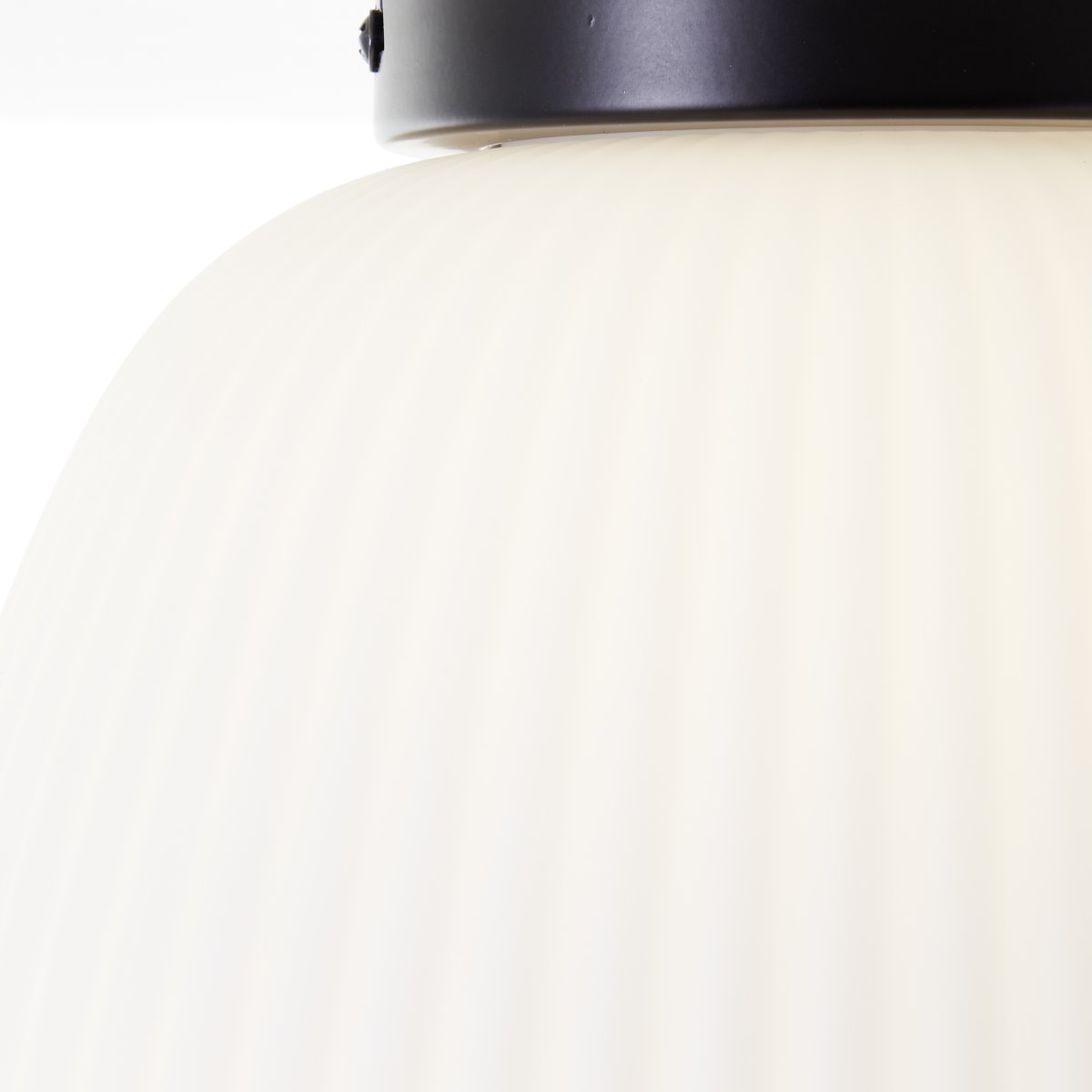 Kaizen Ø25 Hvit plafond Fra Brilliant - Den sprer et mykt og jevnt lys som passer perfekt i både stue og soverom.
