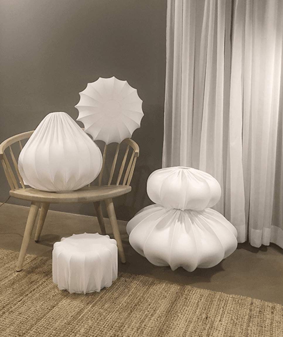 Dalia Skjerm Ekskl. Oppheng Ø40 Hvit Taklampe Fra PR Home - Dalia takskjerm er en del av en serie skjermer i forskjellige st&oslash;rrelser og former dekket i hvitt jerseystoff.