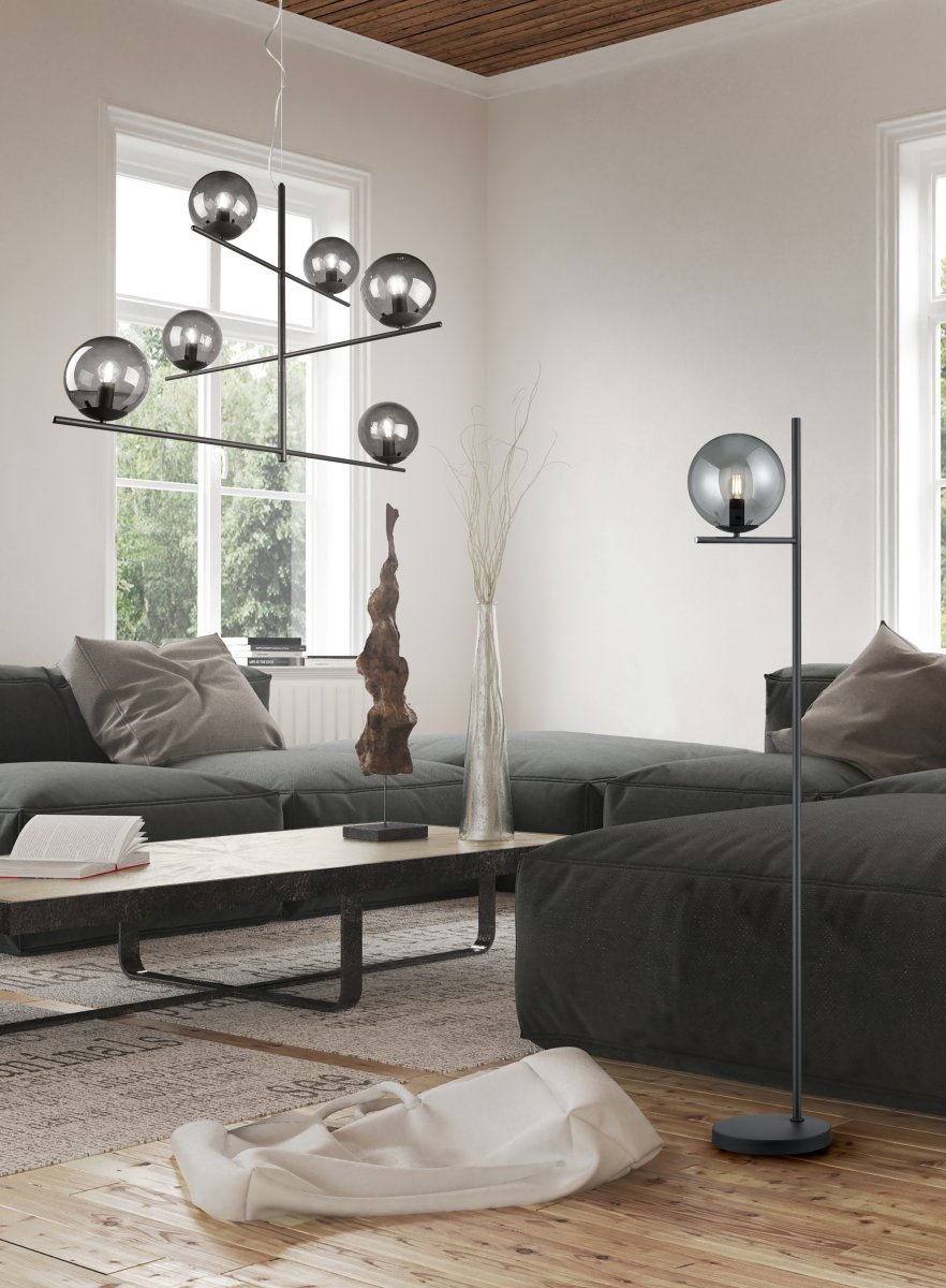 Pure Røykfarget gulvlampe Fra Trio Lighting - Den kan enkelt sl&aring;s av og p&aring; med en fotpedal.