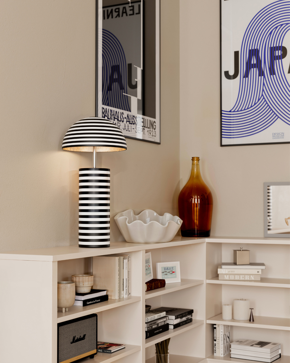 Stripe 50cm Svart og hvitt bordlampe Fra By Rydéns - Stripe er en moderne og dekorativ bordlampe designet av Lena Nyholm.