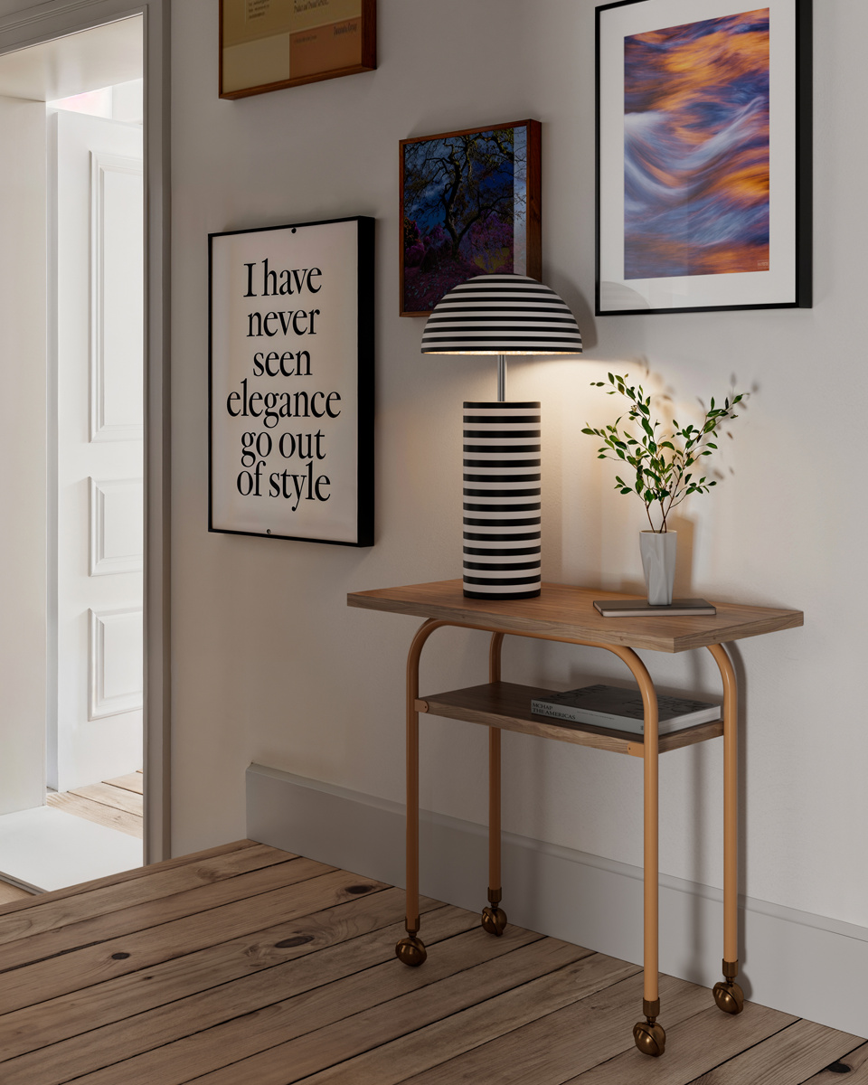 Stripe 50cm Svart og hvitt bordlampe Fra By Rydéns - Stripe er en moderne og dekorativ bordlampe designet av Lena Nyholm.