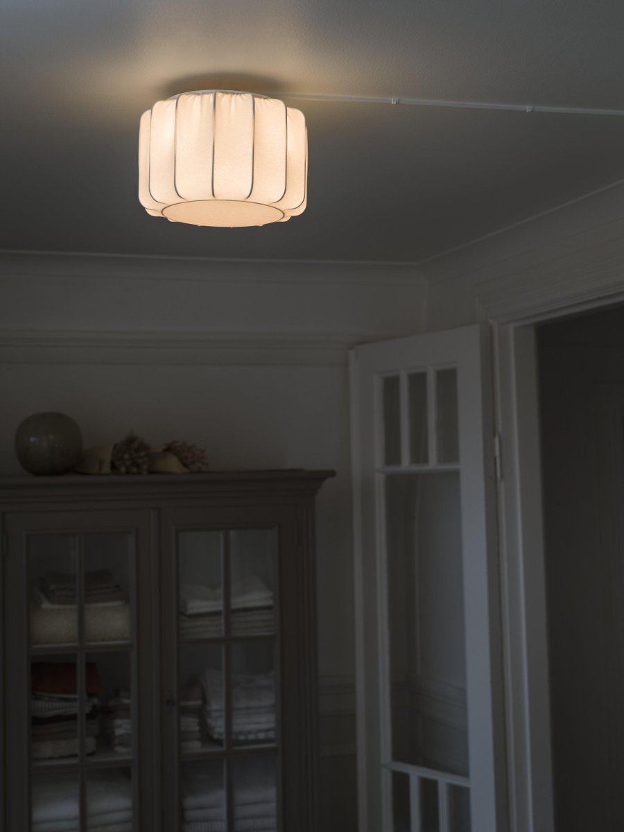 Iris Ø30 Hvit plafond Fra PR Home - Iris plafond er en del av en serie skjermer i forskjellige st&oslash;rrelser og former dekket i hvitt jerseystoff.