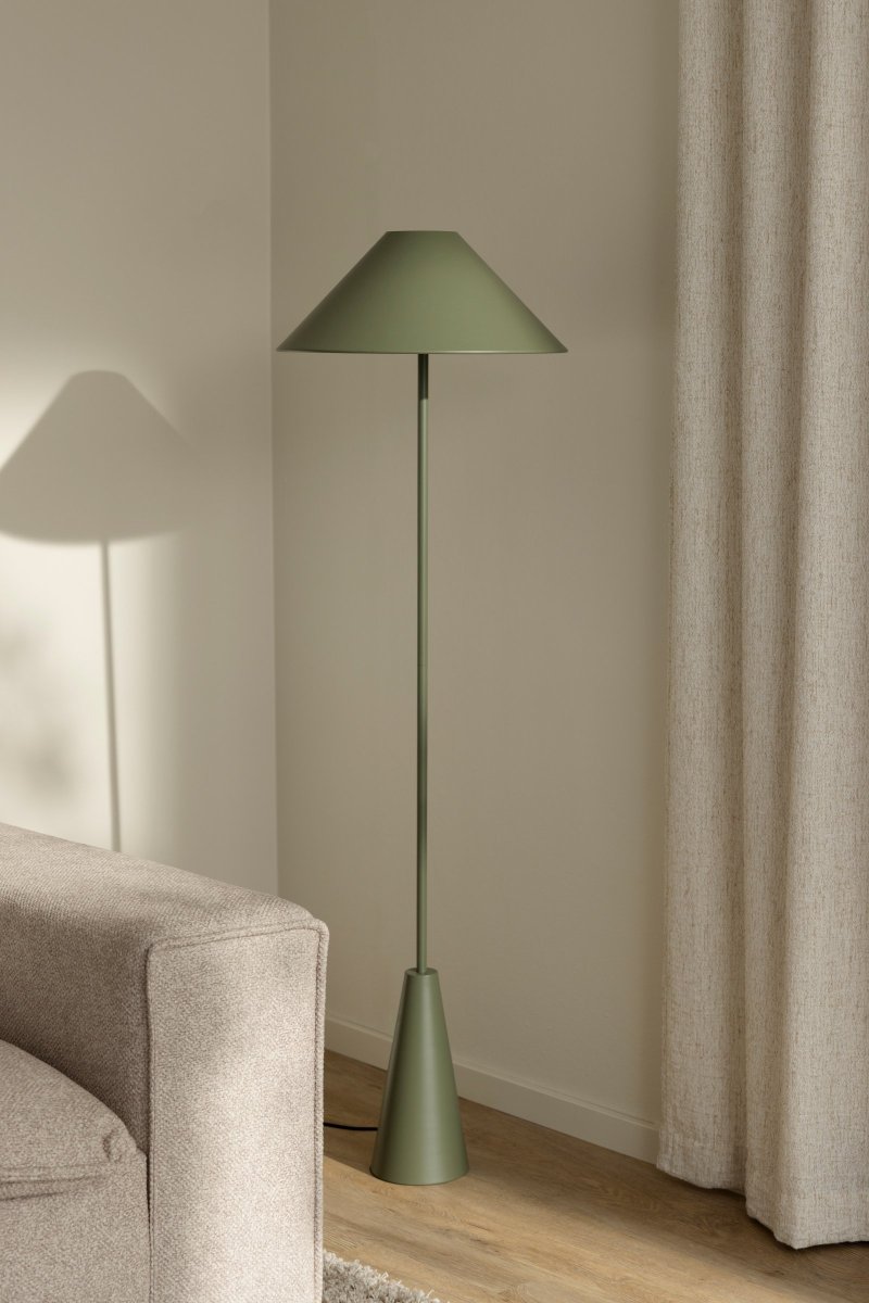 Cannes Mosegrønn gulvlampe Fra Globen Lighting - Cannes gulvlampe er basert p&aring; en balanse av geometriske former i et minimalistisk og stilig design som passer inn i mange milj&oslash;er.