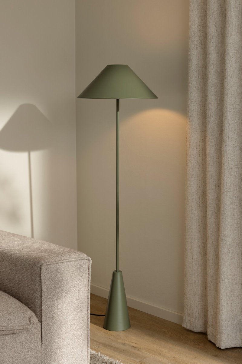 Cannes Mosegrønn gulvlampe Fra Globen Lighting - Cannes gulvlampe er basert p&aring; en balanse av geometriske former i et minimalistisk og stilig design som passer inn i mange milj&oslash;er.