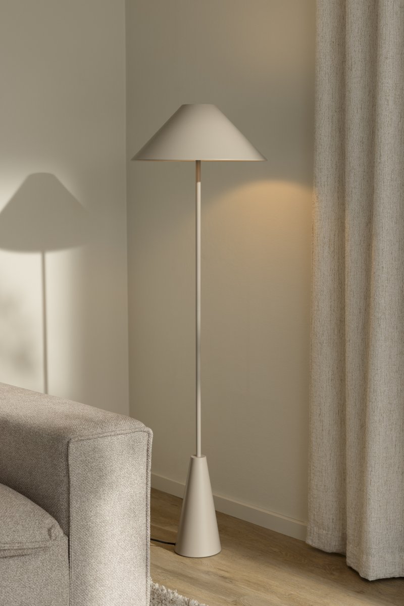 Cannes Beige gulvlampe Fra Globen Lighting - Cannes gulvlampe er basert på en balanse av geometriske former i et minimalistisk og stilig design som passer inn i mange miljøer.