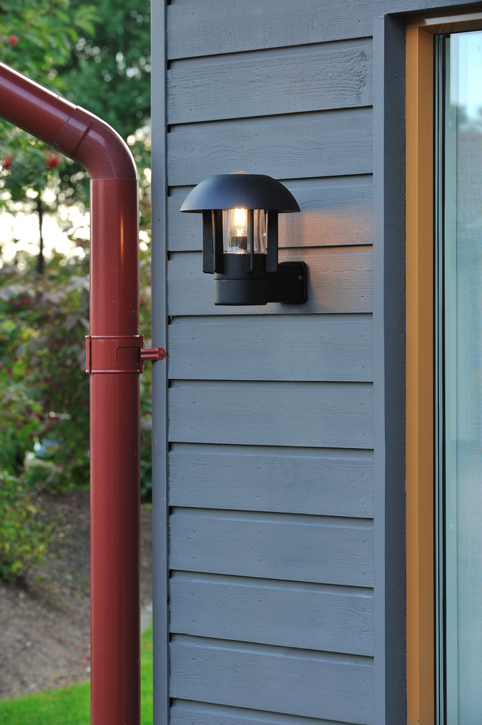 Heimdal Svart utendørslampe Fra Konstsmide - Dens robuste konstruksjon og kuppelformede tak skaper et behagelig, nedoverrettet lys som er ideelt for innganger, ganger og uteplasser.
