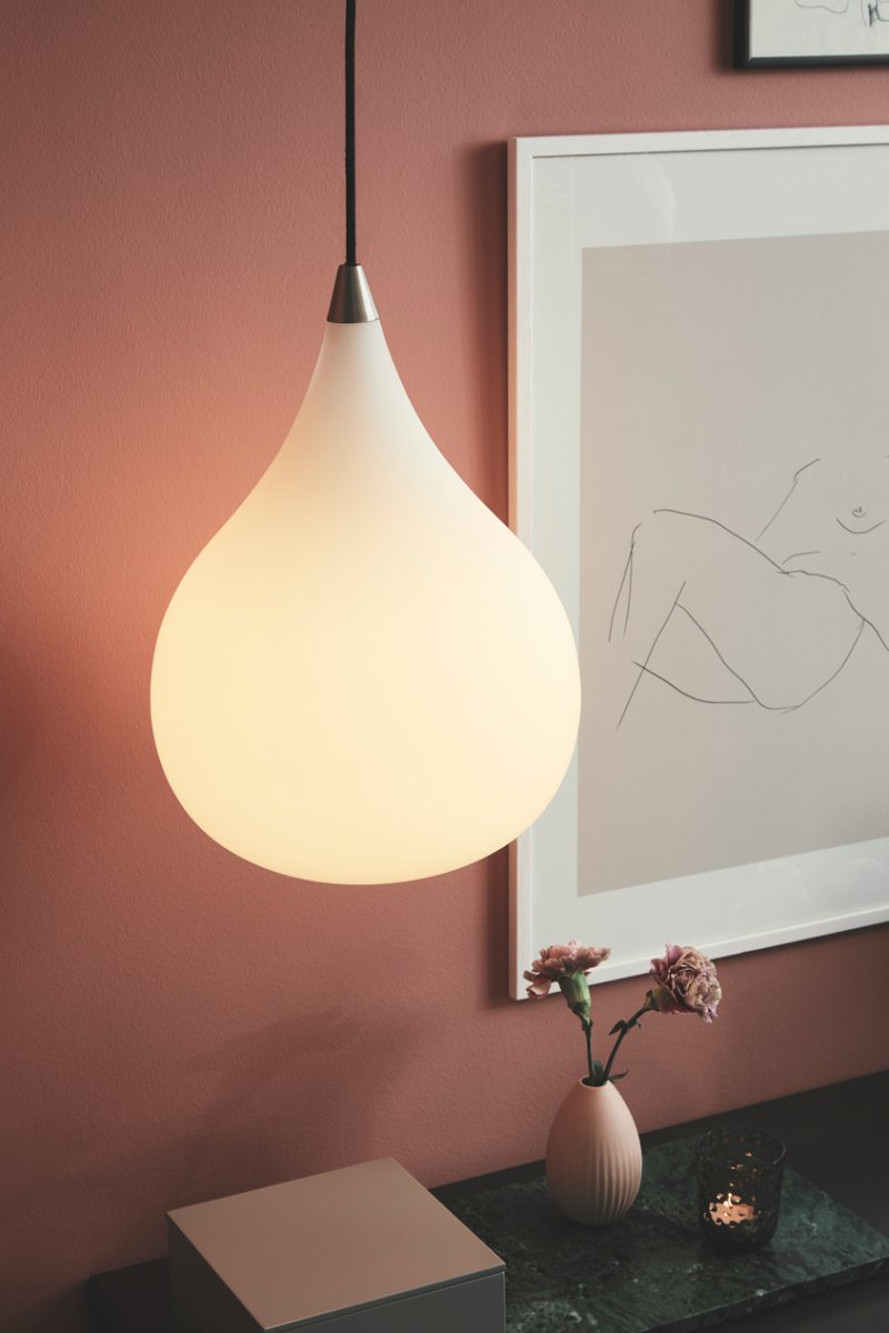 Drops Ø38 Hvit Taklampe Fra Halo Design - Skjermen laget av munnblåst opalglass skaper en fin lysspredning og i kombinasjon med detaljene i børstet aluminium bidrar lampen til en koselig atmosfære i rommet.