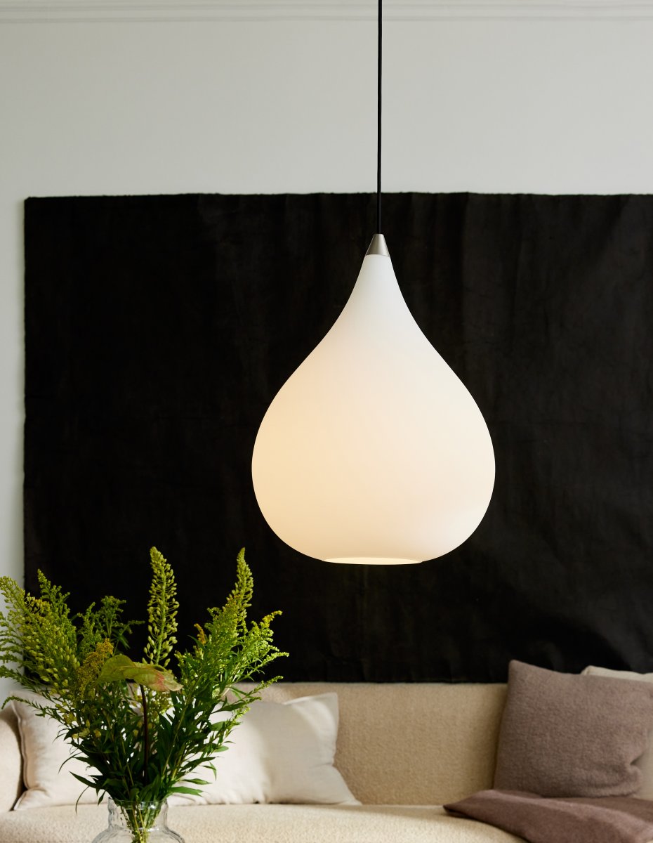 Drops Ø38 Hvit Taklampe Fra Halo Design - Skjermen laget av munnblåst opalglass skaper en fin lysspredning og i kombinasjon med detaljene i børstet aluminium bidrar lampen til en koselig atmosfære i rommet.