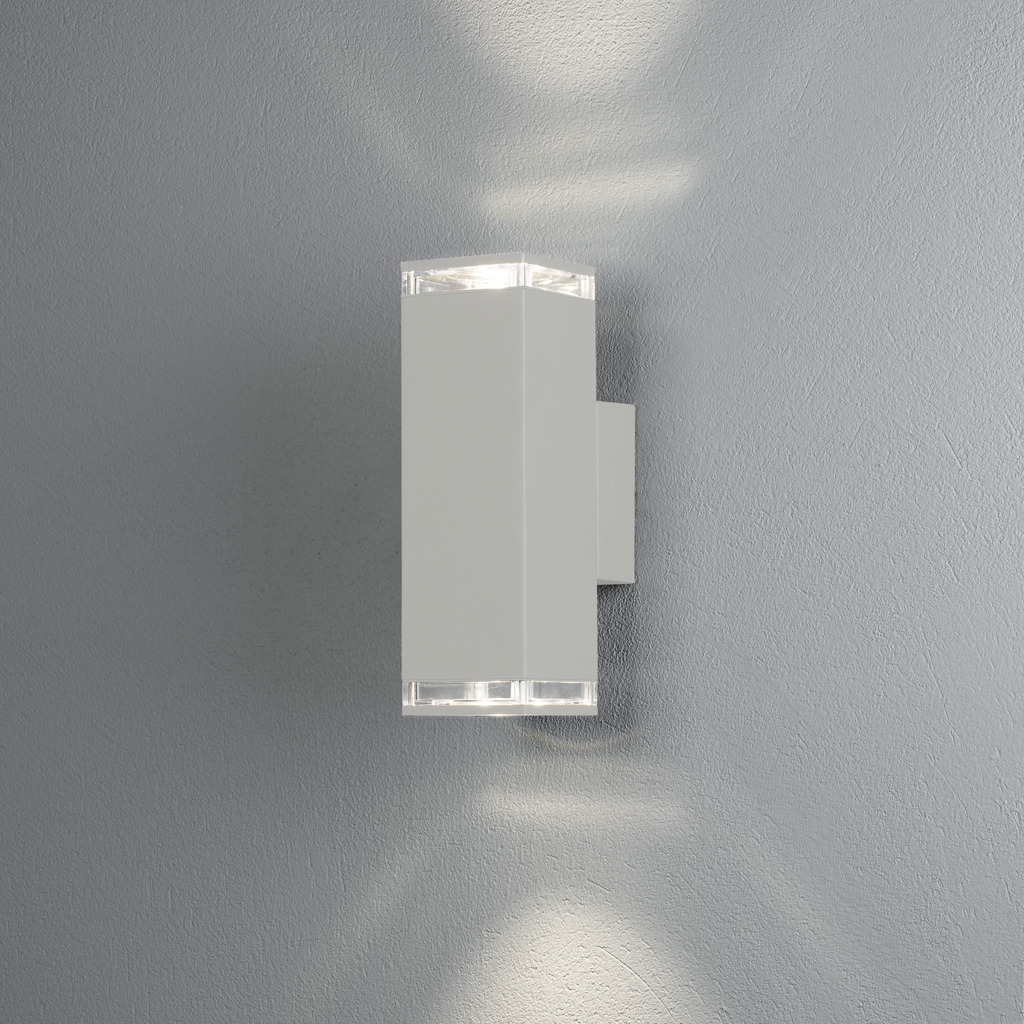 Pollux Hvit utendørslampe Fra Konstsmide - Lag en elegant og moderne lysløsning for fasaden din med denne hvite vegglampen som lyser både opp og ned.