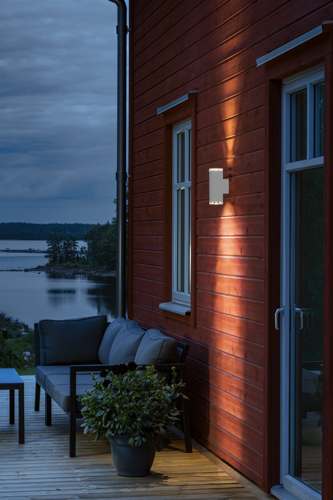 Pollux Hvit utendørslampe Fra Konstsmide - Lag en elegant og moderne lysløsning for fasaden din med denne hvite vegglampen som lyser både opp og ned.