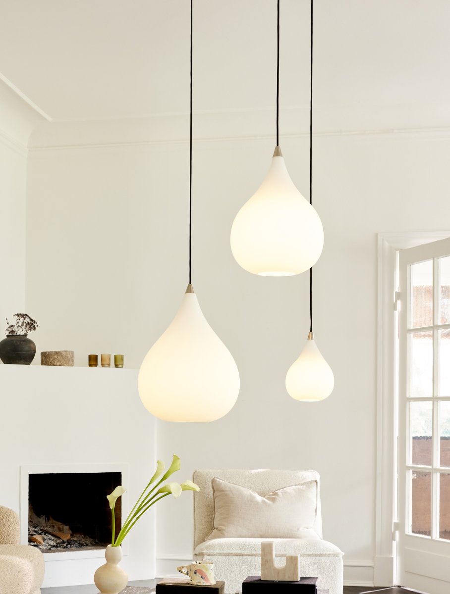 Drops Ø17 Hvit Taklampe Fra Halo Design - Skjermen laget av munnblåst opalglass skaper en fin lysspredning og i kombinasjon med detaljene i børstet aluminium bidrar lampen til en koselig atmosfære i rommet.