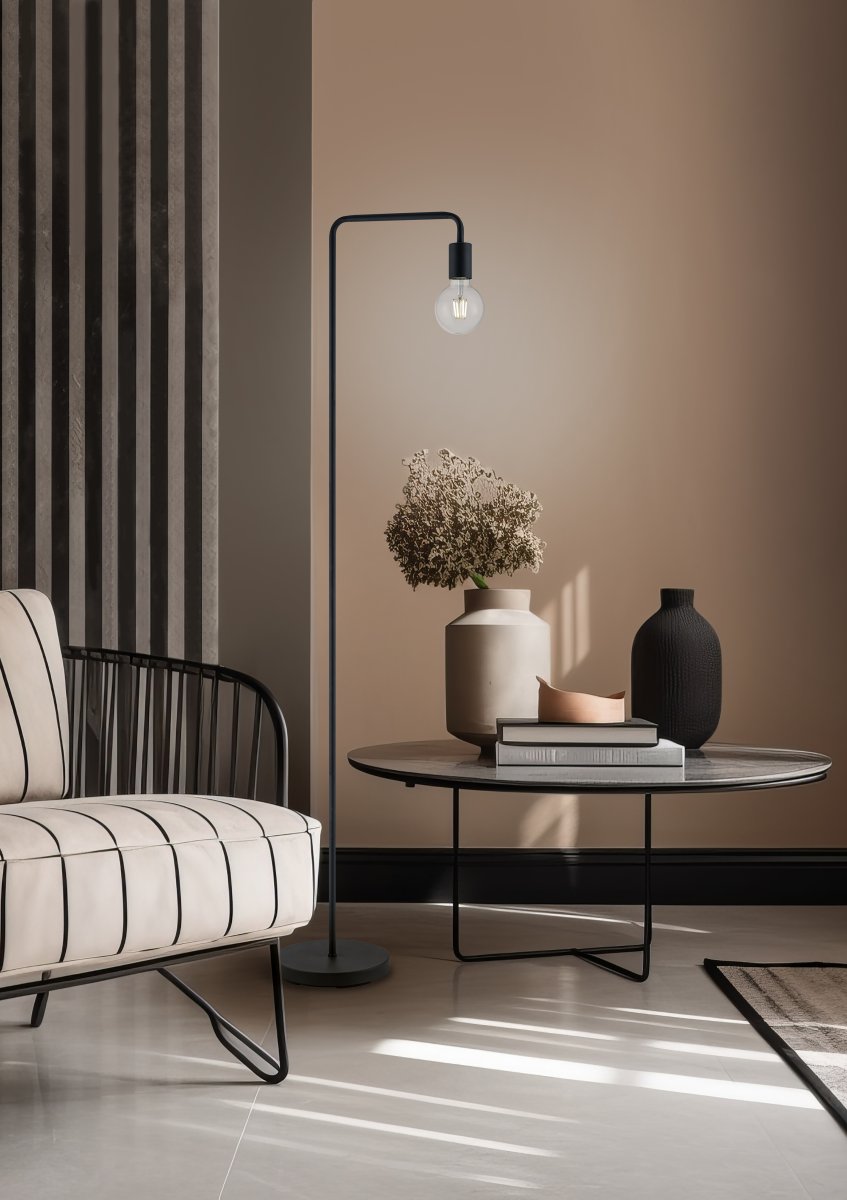 Diallo Svart gulvlampe Fra Trio Lighting - DIALLO gulvlampen er et symbol p&aring; elegant minimalisme.
