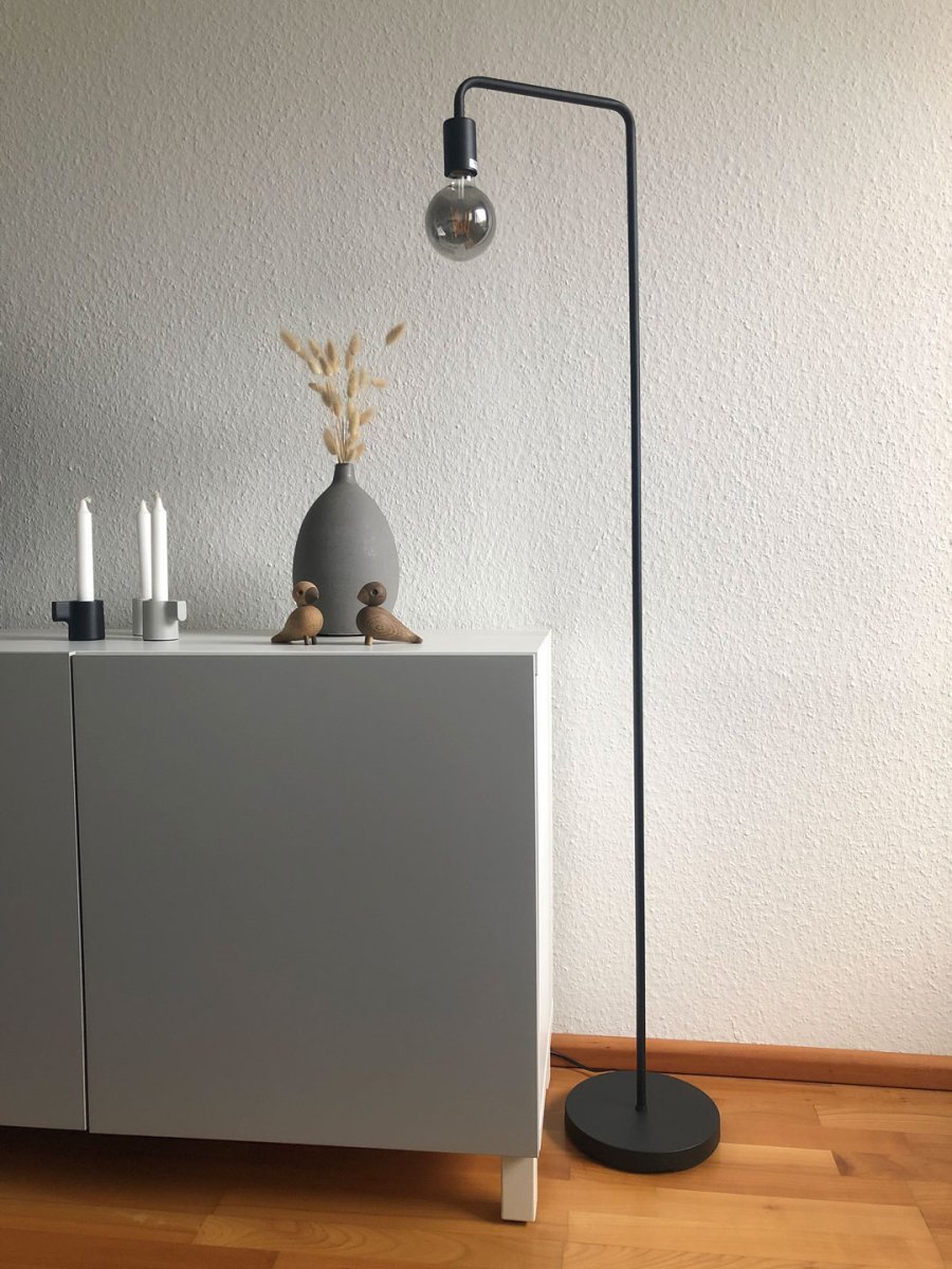 Diallo Svart gulvlampe Fra Trio Lighting - DIALLO gulvlampen er et symbol p&aring; elegant minimalisme.