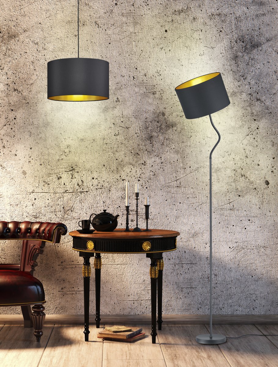 Hostel Svart gulvlampe Fra Trio Lighting - HOSTEL gulvlampen formidler både komfort og et snev av eleganse med sin moderne fargeskala.